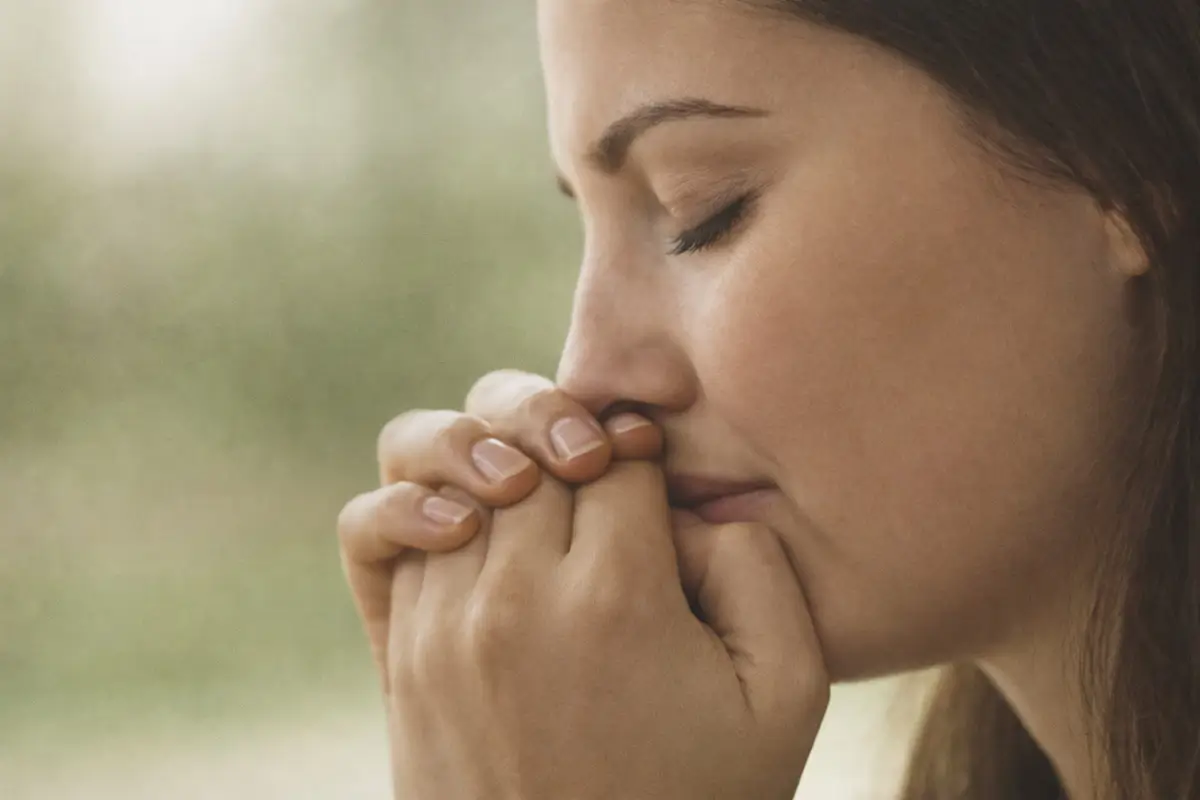 Жінка, що молиться зі складеними руками